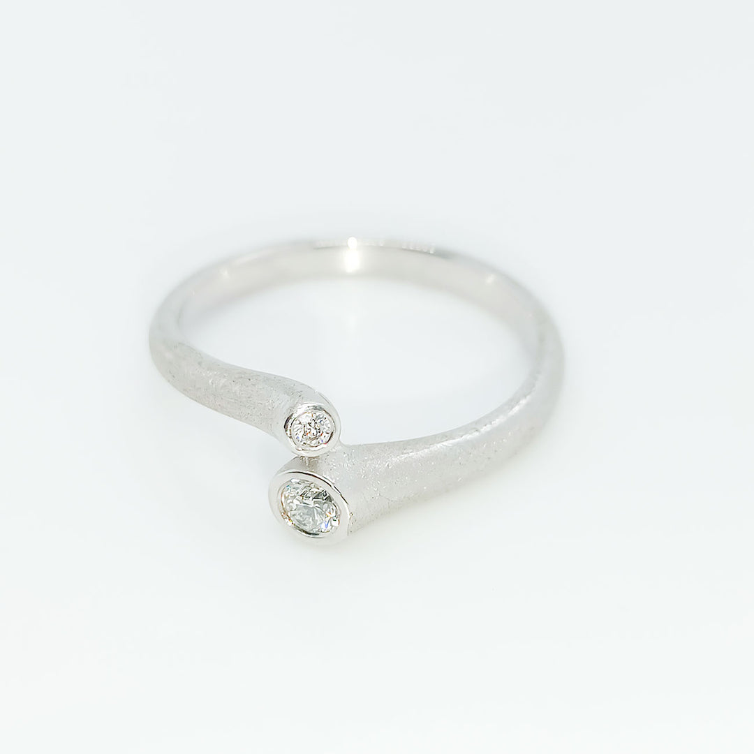 Verlobungsring Platin 950 eismatt mit 0,10 ct Brillanten